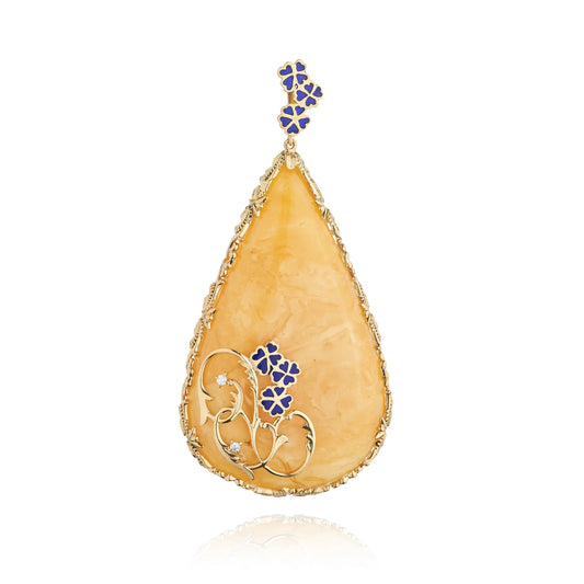 獨一無二的琥珀吊墜，搭配AU750純金與鑽石。