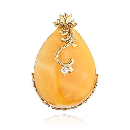 獨一無二的琥珀吊墜，搭配AU750純金與一顆鑽石。